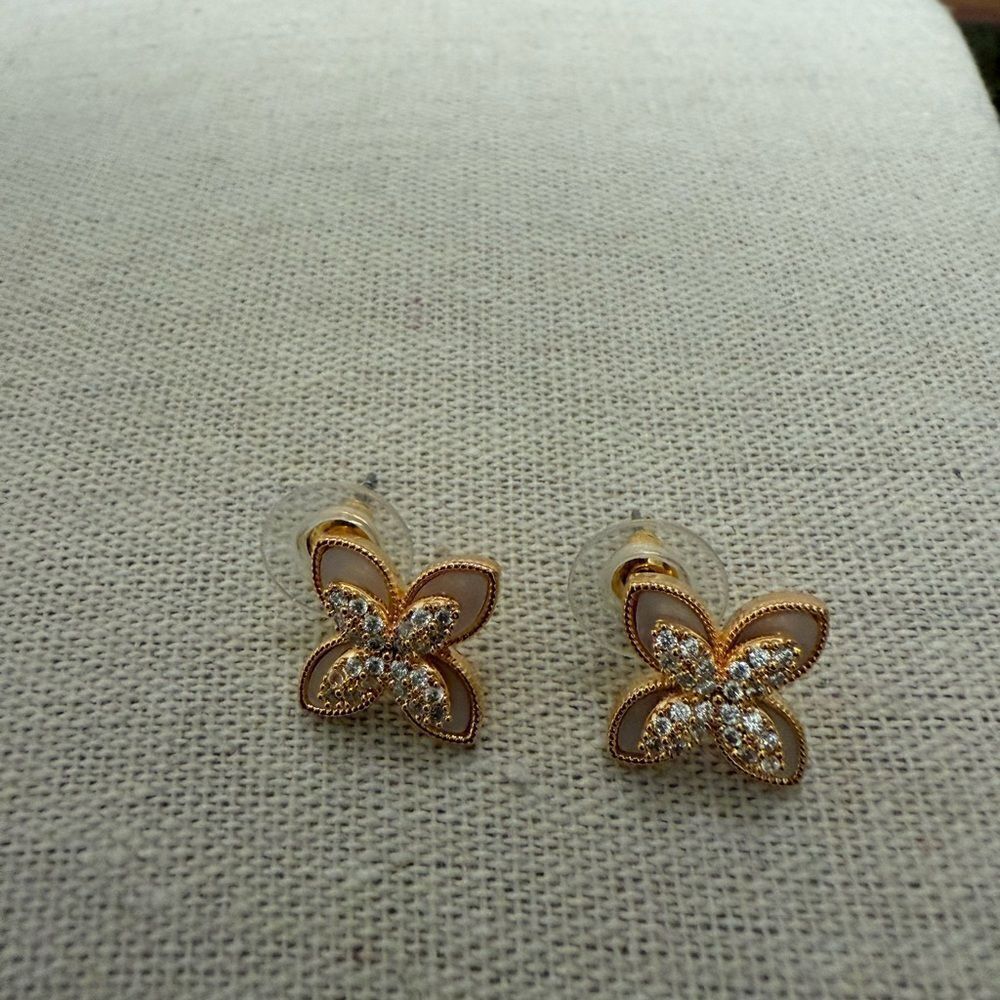NWOT Clover Flower GoldTone Pendant Necklace & Matching Post Earrings. - Picture 8 of 9